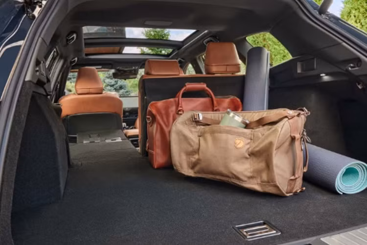 Phía sau xe Toyota Crown Signia 2024 có cụm đèn hậu mảnh mai nằm vắt ngang đuôi xe. Phía dưới đèn hậu là logo khá nhỏ của hãng Toyota. Phiên bản XLE sẽ được trang bị bộ mâm xe hợp kim 19 inch, trong khi bản Limited dùng mâm 21 inch.