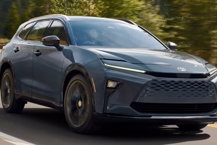 Toyota Crown Signia 2024 được xây dựng trên nền tảng Toyota New Global Architecture K (TNGA-K), dùng chung với mẫu sedan Crown. Xe sẽ có kích thước dài x rộng x cao lần lượt 4.930 x 1.880 x 1.620 mm và chiều dài cơ sở 2.850 mm tương tự Toyota Crown Estate ở Nhật Bản.