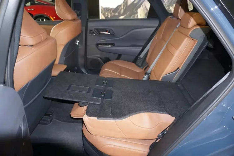 Dải đèn LED định vị ban ngày thanh mảnh và vuốt về phía sau, tạo thành hình chữ C. Trong khi đó, đèn pha được đặt thấp ở bên dưới, nối liền với hai khe hút gió. Cuối cùng là hốc gió trung tâm hình thang ngược khá rộng trên cản trước.