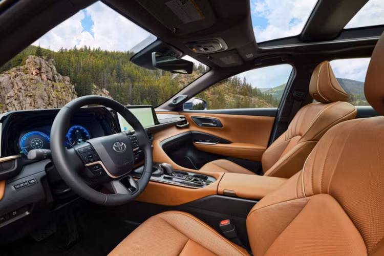 Về thiết kế, Crown Signia 2024 được áp dụng ngôn ngữ thiết kế mới nhất của Toyota, với phần đầu xe kiểu Hammerhead (cá mập đầu búa) đặc trưng. Xe được trang bị lưới tản nhiệt hẹp, không viền, khá giống Lexus RX thế hệ mới.