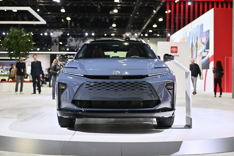 Hệ truyền động này đi kèm hộp số e-CVT và hệ dẫn động 4 bánh. Khi cần, hệ dẫn động có thể dồn 80% sức mạnh vào cầu sau để hạn chế trượt bánh trước, giảm tình trạng văng đầu.