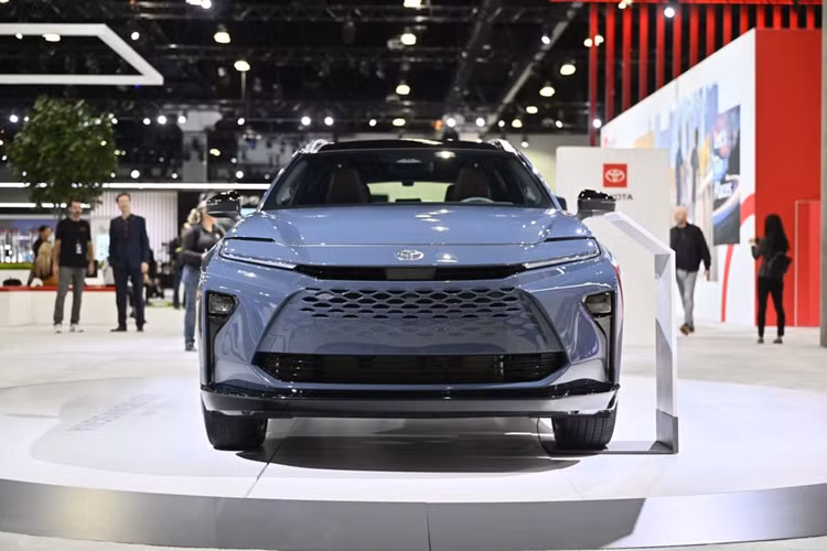 Hệ truyền động này đi kèm hộp số e-CVT và hệ dẫn động 4 bánh. Khi cần, hệ dẫn động có thể dồn 80% sức mạnh vào cầu sau để hạn chế trượt bánh trước, giảm tình trạng văng đầu.