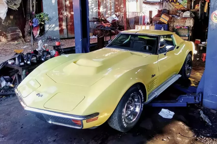 Và chiếc xe Chevrolet Corvette C3 Stingray của Đặng Lê Nguyên Vũ, nó còn gây thích thú bởi phong cách "mắt nổ mắt xịt" chỉ có 1 bên đèn được mở ra, nếu muốn cả 2, phải dùng công tắc.