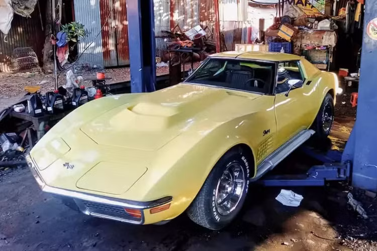 Và chiếc xe Chevrolet Corvette C3 Stingray của Đặng Lê Nguyên Vũ, nó còn gây thích thú bởi phong cách "mắt nổ mắt xịt" chỉ có 1 bên đèn được mở ra, nếu muốn cả 2, phải dùng công tắc.
