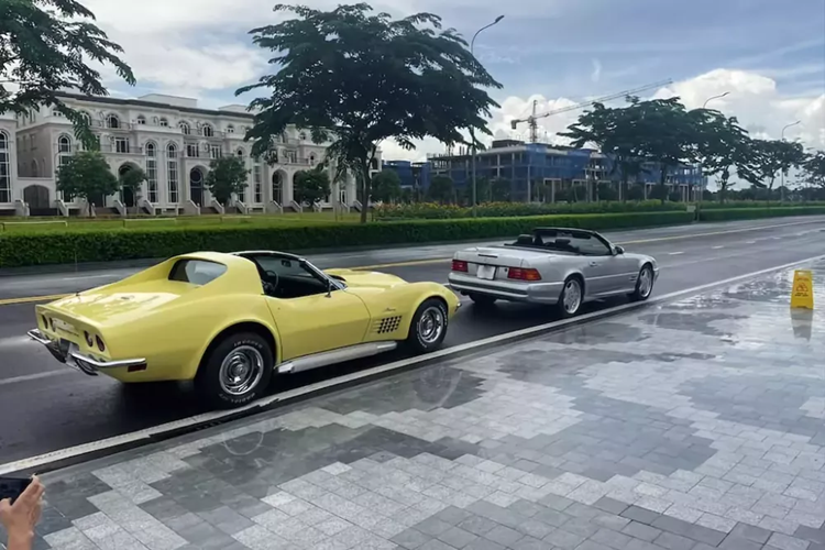Rất khó để biết chiếc xe Chevrolet Corvette C3 Stingray này về garage của "Qua" Vũ khi nào, vì khi trò chuyện doanh nhân này chia sẻ có những xe "Qua" mua nhưng không công bố và cũng không có hứng thú chia sẻ nhiều về xe cộ, chỉ là lâu ngày ngồi cà phê với những người anh em ở TP.HCM, thì tiện lái xe ra cho mọi người cùng ngắm.