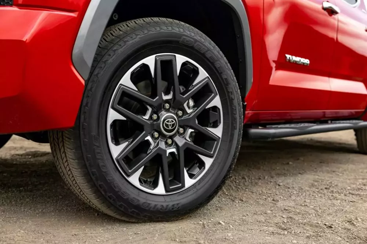 Việc ra mắt Tundra tại địa phương đánh dấu sự kết thúc của 6 năm làm việc và một đợt ra mắt nhẹ nhàng vào đầu năm nay, nơi 300 xe thử nghiệm đã được giao cho những khách hàng được chọn để phân tích và đánh giá. Giống như các đối thủ, Tundra không được Toyota chế tạo theo cấu hình lái bên phải.