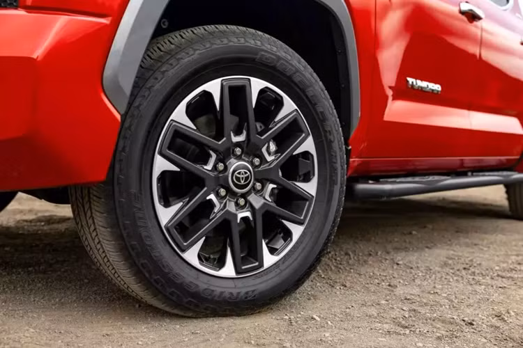 Việc ra mắt Tundra tại địa phương đánh dấu sự kết thúc của 6 năm làm việc và một đợt ra mắt nhẹ nhàng vào đầu năm nay, nơi 300 xe thử nghiệm đã được giao cho những khách hàng được chọn để phân tích và đánh giá. Giống như các đối thủ, Tundra không được Toyota chế tạo theo cấu hình lái bên phải.