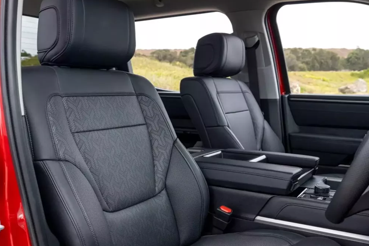 Như bạn có thể hình dung, điều này làm tăng thêm chi phí và có nghĩa là giá xe Toyota Tundra 2025 đắt hơn nhiều so với Mỹ. Trên thực tế, xe sẽ khiến người mua địa phương mất 155.990 đô la Úc (trước chi phí lăn bánh), hoặc tương đương khoảng 2,4 tỷ đồng theo tỷ giá hối đoái hiện tại và được bán độc quyền dưới dạng Limited với hệ truyền động i-Force Max.