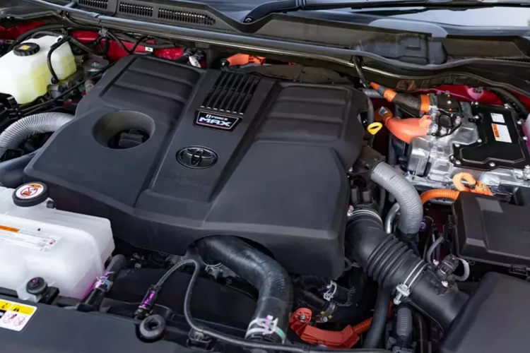 Người mua sắm tại địa phương sẽ vui mừng khi biết rằng móc kéo tích hợp có thể chịu được tải trọng 3.500 kg, trong khi bộ kéo tùy chọn 4.500 kg cũng có sẵn. Gói này cũng bao gồm bộ điều khiển phanh rơ moóc, hai chế độ kéo khác nhau và bộ dẫn hướng lùi rơ moóc tự động điều khiển tay lái. Tải trọng là 758 kg, gần bằng Hilux nhỏ hơn nhiều.