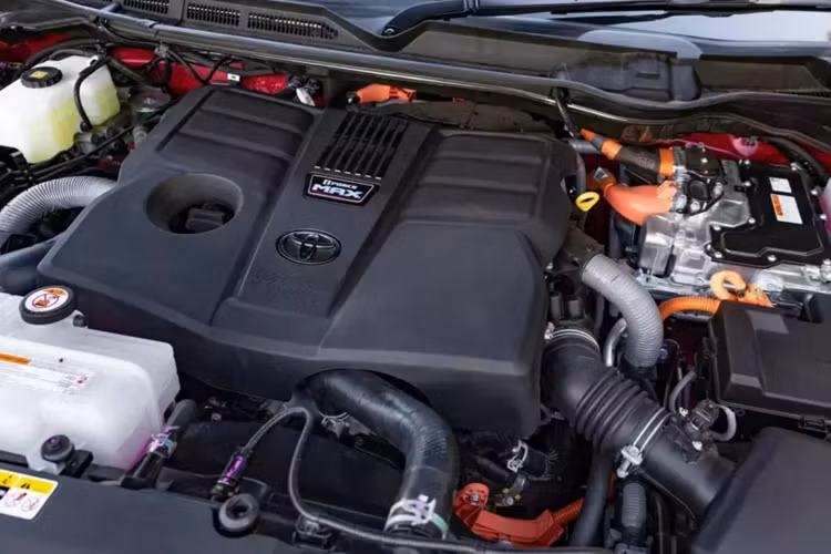 Người mua sắm tại địa phương sẽ vui mừng khi biết rằng móc kéo tích hợp có thể chịu được tải trọng 3.500 kg, trong khi bộ kéo tùy chọn 4.500 kg cũng có sẵn. Gói này cũng bao gồm bộ điều khiển phanh rơ moóc, hai chế độ kéo khác nhau và bộ dẫn hướng lùi rơ moóc tự động điều khiển tay lái. Tải trọng là 758 kg, gần bằng Hilux nhỏ hơn nhiều.