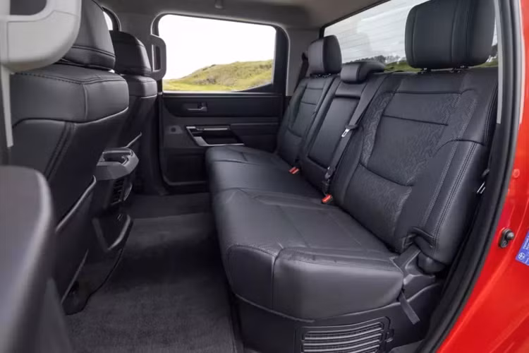 Về mặt hình ảnh, bán tải Toyota Tundra 2025 được bán tại Úc trông giống hệt với mẫu xe tại Hoa Kỳ và sẽ được cung cấp với các màu Glacier White, Frosted White, Graphite, Silver Storm, Eclipse Black, Feverish Red, Vintage Brown Pearl, Jungle Khaki và Saturn Blue.