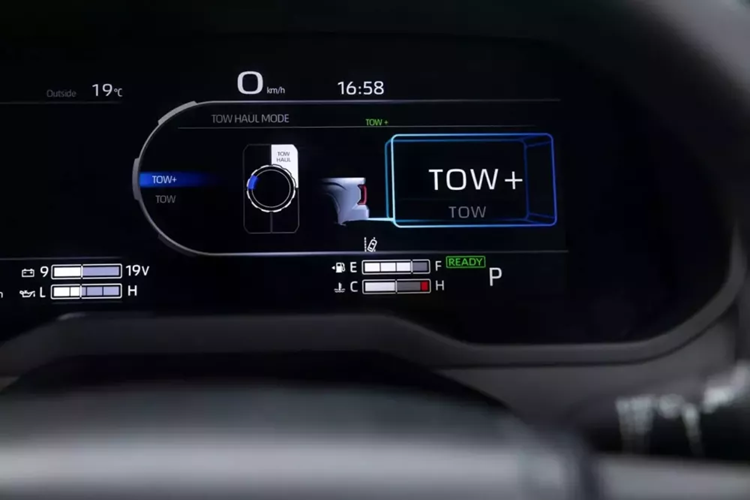 Sức mạnh này được truyền đến các bánh xe thông qua hộp số tự động 10 cấp và hộp số phụ hai cấp. Hệ thống dẫn động bốn bánh có thể lựa chọn là trang bị tiêu chuẩn, cung cấp chế độ lái cầu sau và bốn bánh.