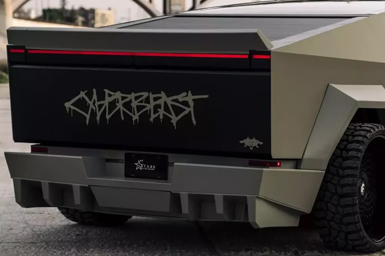 Các chắn bùn trước và sau loe ra tạo nên tuyên bố rõ ràng nhất, mở rộng cho chiếc xe bán tải điện Tesla Cybertruck thêm 6 inch ấn tượng. Điều quan trọng là chắn bùn trước bao gồm cùng một camera hướng về phía sau như chắn bùn nguyên bản và cũng được giấu kín tốt như vậy.