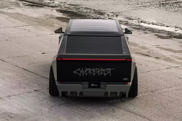 Thân xe bằng thép không gỉ của Cybertruck này cũng được trang trí bằng một lớp phủ màu xanh quân đội đặc biệt, trong khi các bộ phận thân xe được sơn cùng tông màu. Nó cũng được trang bị một bộ bánh xe đen khổng lồ 26 inch từ Forgiato được bọc trong lốp xe địa hình.