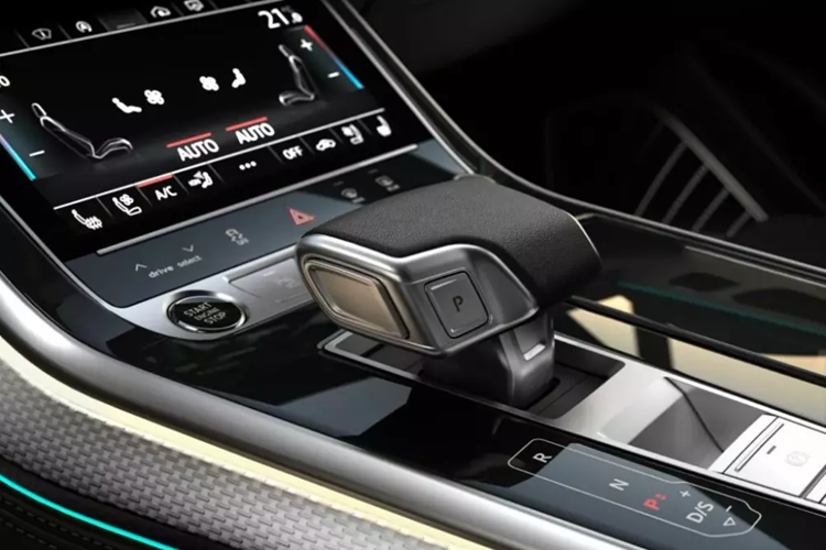 Bên trong xe, cách bố trí mặt táp-lô của Audi Q7 2024 về cơ bản là không thay đổi. Tuy nhiên, màn hình cảm ứng của xe đã tích hợp hệ thống thông tin giải trí mới nhất của hãng Audi. Nâng cấp này cho phép màn hình thông tin giải trí tích hợp những ứng dụng của bên thứ 3 như Spotify và Amazon Music.