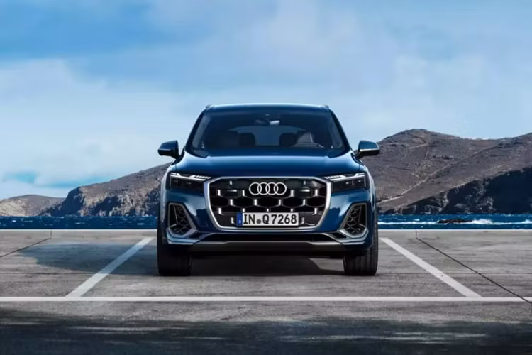 Trước đó, vào năm 2020, mẫu xe SUV Audi Q7 từng được bổ sung phiên bản nâng cấp đầu tiên. Năm 2024 đáng lẽ là thời điểm ra mắt Q7 thế hệ mới nhưng hãng Audi lại chỉ vén màn phiên bản nâng cấp. Phiên bản nâng cấp của Audi Q7 2024 chủ yếu tập trung vào những thay đổi trong thiết kế.