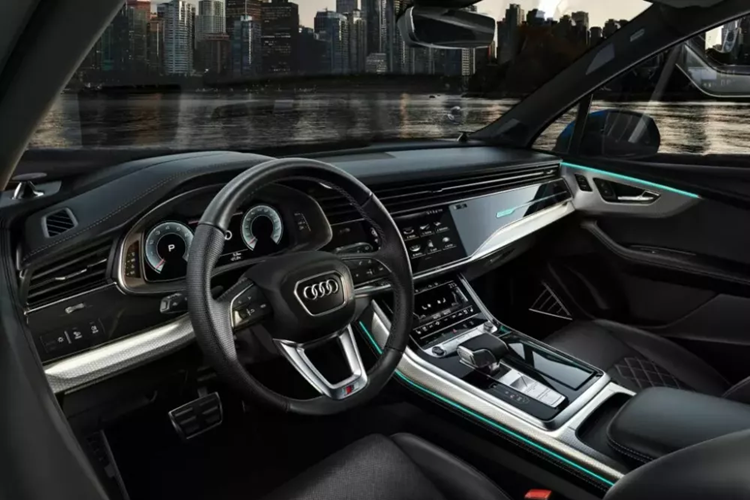 Các màu sơn ngoại thất của Audi Q7 2024 cũng phong phú hơn với sự xuất hiện của 3 tùy chọn mới là xanh dương Ascari Blue, vàng Sakhir Gold và đỏ Chili Red. Các phiên bản của dòng SUV hạng sang này được sắp xếp lại thành S line, Black Edition, Launch Edition và Vorsprung.