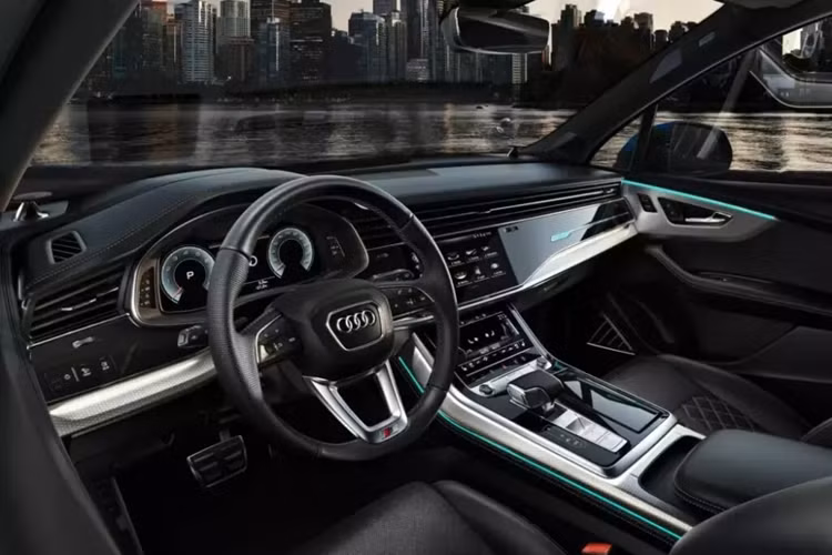 Các màu sơn ngoại thất của Audi Q7 2024 cũng phong phú hơn với sự xuất hiện của 3 tùy chọn mới là xanh dương Ascari Blue, vàng Sakhir Gold và đỏ Chili Red. Các phiên bản của dòng SUV hạng sang này được sắp xếp lại thành S line, Black Edition, Launch Edition và Vorsprung.