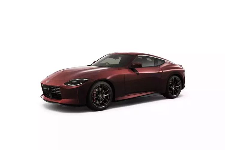 Giá xe Nissan Fairlady Z 2025 bắt đầu từ ¥5.497.800 (36.000 đô la), trong khi biến thể Nismo có giá cao hơn là ¥9.302.700 (61.100 đô la). So với năm ngoái, giá đã tăng ¥99.000 (650 đô la) cho mẫu cơ sở và ¥102.700 (670 đô la) cho Nismo.