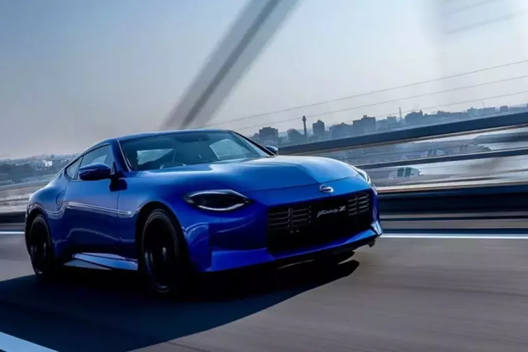 Bảng màu được cập nhật hiện bao gồm 11 sắc thái, với những bổ sung mới bao gồm Wangan Blue, Vibrant Red/Super Black, Brilliant White Pearl/Super Black và tất nhiên là Midnight Purple đã đề cập ở trên. Midnight Purple mới này được chia sẻ với Skyline sedan, Ariya EV, Note Aura và R35 GT-R sắp ra mắt.