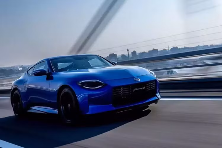 Bảng màu được cập nhật hiện bao gồm 11 sắc thái, với những bổ sung mới bao gồm Wangan Blue, Vibrant Red/Super Black, Brilliant White Pearl/Super Black và tất nhiên là Midnight Purple đã đề cập ở trên. Midnight Purple mới này được chia sẻ với Skyline sedan, Ariya EV, Note Aura và R35 GT-R sắp ra mắt.