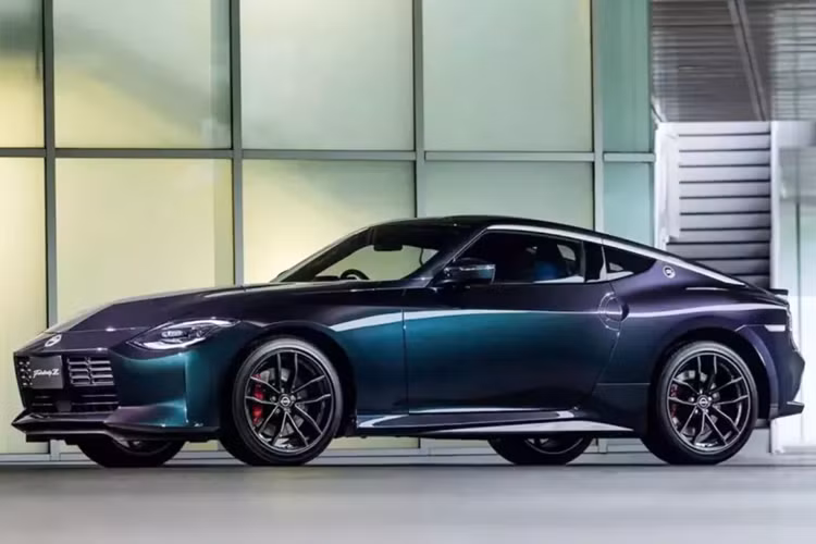  Nissan Z 2025 mới đã chính thức ra mắt tại quê nhà Nhật Bản, mang đến một chút phong cách cho dòng sản phẩm của mình với bảng màu được làm mới và tính năng an toàn mới, chức năng gọi SOS hiện là tiêu chuẩn trên tất cả các phiên bản, hỗ trợ các dịch vụ khẩn cấp xác định vị trí xe trong trường hợp xảy ra tai nạn.
