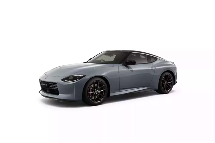 Đối với những ai theo đuổi sự hoài niệm, màu cam 432 của năm ngoái vẫn có sẵn. Người mua cũng có thể lựa chọn phiên bản tùy chỉnh, mang đến vẻ ngoài thể thao hơn nhờ lưới tản nhiệt chia đôi, cánh gió sau bằng carbon, bánh xe hợp kim 19 inch, decal theo phong cách xe đua và huy hiệu độc quyền