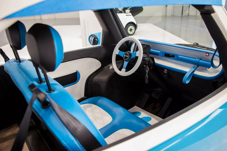 Microlino Spiaggina chỉ bố trí một băng ghế cho 2 người ngồi. Hành khách di chuyển vào bên trong qua cửa duy nhất ở phía đầu xe.