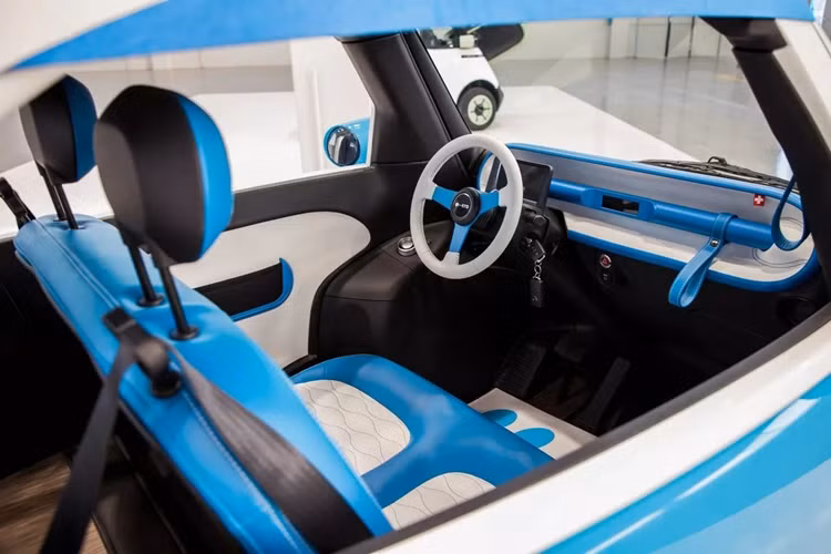 Microlino Spiaggina chỉ bố trí một băng ghế cho 2 người ngồi. Hành khách di chuyển vào bên trong qua cửa duy nhất ở phía đầu xe.