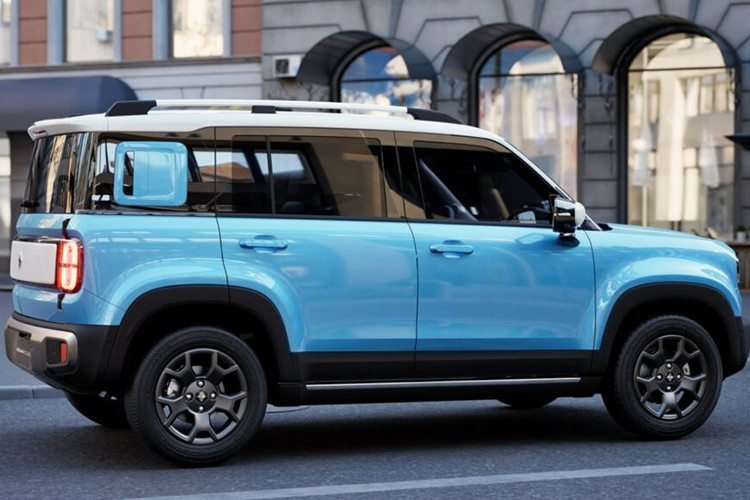 Baojun Yep Plus giá rẻ tuân theo ngôn ngữ thiết kế của phiên bản ba cửa. Nó có các cột màu đen, mái nhà màu trắng, phần nhô ra ngắn, vành xe năm chấu màu xám và đèn pha hình khối. Nhìn từ phía sau, Baojun Yep có cửa cốp xoay ra ngoài.