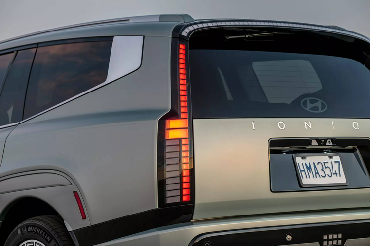 Bộ tính năng an toàn mới nhất của Hyundai là tiêu chuẩn. Chúng bao gồm các công nghệ Hỗ trợ tránh va chạm phía trước 2, Hỗ trợ giữ làn đường, Hỗ trợ tránh va chạm tại điểm mù, Cảnh báo thoát ra an toàn, Hỗ trợ tránh va chạm phương tiện cắt ngang phía sau và Hỗ trợ đèn pha.