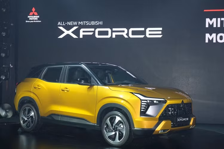 Một số tư vấn bán hàng đang chào khách mua những chiếc Mitsubishi Xforce sản xuất năm 2023 (VIN 2023). Thông tin này khiến nhiều người bất ngờ, do mẫu xe này đang bán chạy nhất phân khúc. Khách hàng thắc mắc tại sao Xforce ra mắt từ đầu năm 2024 mà đến giờ đại lý mới "xả" xe VIN 2023?