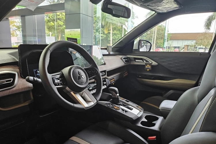 Ở khu vực Hà Nội, một tư vấn bán hàng báo giá 600 triệu đồng cho một chiếc màu vàng, chỉ tặng gói bảo hiểm thân vỏ theo chương trình khuyến mại của hãng. Dẫu vậy, vẫn có khách cọc xe chỉ sau 15 phút.