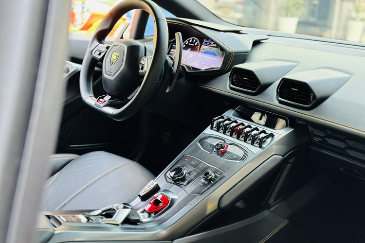 Động cơ kết hợp cùng hộp số tự động 7 tốc độ và hệ dẫn động 4 bánh toàn thời gian, nhờ đó, chiếc siêu xe Lamborghini Huracan LP610-4 chỉ mất thời gian 3,2 giây để tăng tốc từ vị trí xuất phát lên 100 km/h trước khi đạt vận tốc tối đa 325 km/h.