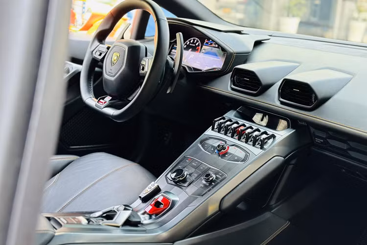 Động cơ kết hợp cùng hộp số tự động 7 tốc độ và hệ dẫn động 4 bánh toàn thời gian, nhờ đó, chiếc siêu xe Lamborghini Huracan LP610-4 chỉ mất thời gian 3,2 giây để tăng tốc từ vị trí xuất phát lên 100 km/h trước khi đạt vận tốc tối đa 325 km/h.