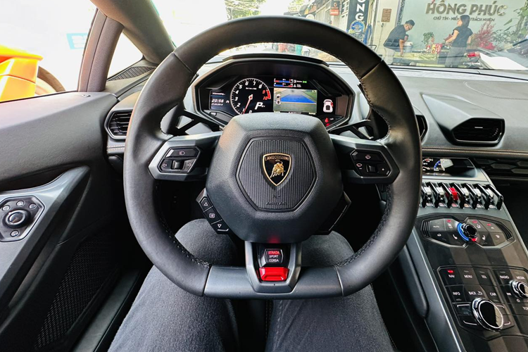 Là một chiếc siêu xe thế nên thiết kế nội thất được hướng đến trải nghiệm vận hành nhiều hơn là giải trí. Không có sự xuất hiện của màn hình cỡ lớn đặt tại vị trí trung tâm khoang cabin mà chỉ có 1 màn hình nhỏ xíu hiển thị 3 thông số liên quan đến vận hành của xe. Phía trên có cửa gió điều hòa trung tâm, phía dưới là cụm điều khiển điều hòa tự động và loạt phím bấm theo phong cách của các chiến đấu cơ.