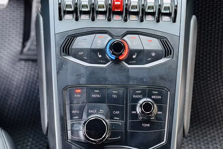 Trung tâm cụm điều khiển chính là nút khởi động đặt bên dưới khung bảo vệ màu đỏ. Phía dưới là lẫy chuyển về chế độ lùi và 2 nút tắt về P hoặc chuyển sang chế độ M (sang số bằng tay). Tại vị trí người lái, Huracan sở hữu vô-lăng đáy vát, tích hợp lẫy chuyển số cỡ lớn phía sau, các phím bấm điều chỉnh cơ bản và lẫy chuyển số độ lái. Phía sau là màn hình điện tử hoàn toàn hiển thị nhiều thông tin như vòng tua máy, tốc độ, camera lùi, điều chỉnh giải trí, ...