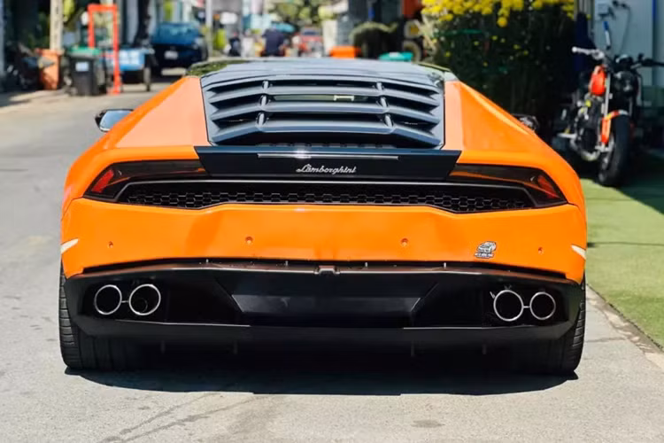 Xe có chiều dài tổng thể 4.459 mm, chiều rộng 1.924 mm, chiều cao 1.165 mm cùng chiều dài cơ sở 2.620 mm và trọng lượng tổng thể là 1.422kg. Huracan được thiết kế dựa trên nền tảng của đàn anh Aventador, với những đường nét mượt mà hơn, gợi cảm hơn.