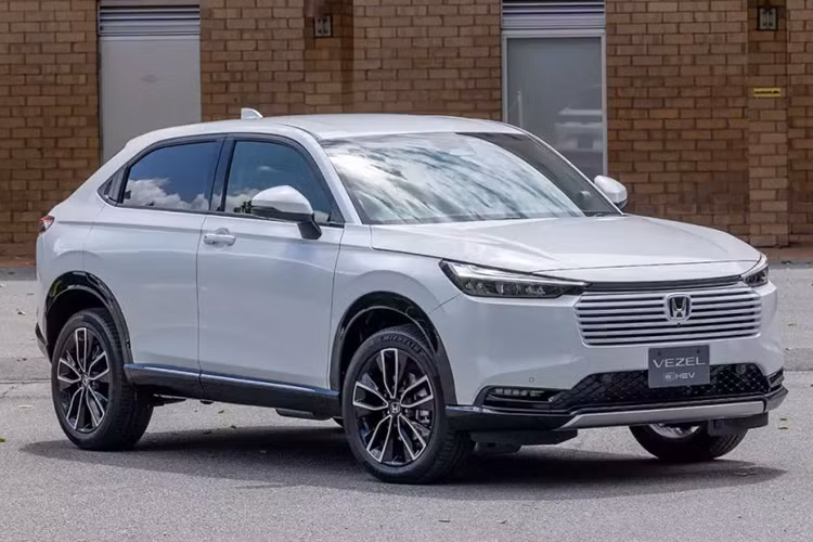 Vào hồi tháng 3 năm nay, hãng Honda đã ra mắt phiên bản nâng cấp nhẹ của dòng xe HR-V ở thị trường Nhật Bản. Đến nay, mẫu xe này đã được đăng ký bảo hộ kiểu dáng công nghiệp tại Việt Nam. Điều này chứng tỏ ngày Honda HR-V 2024 mới đang rục rịch ra mắt Việt Nam.