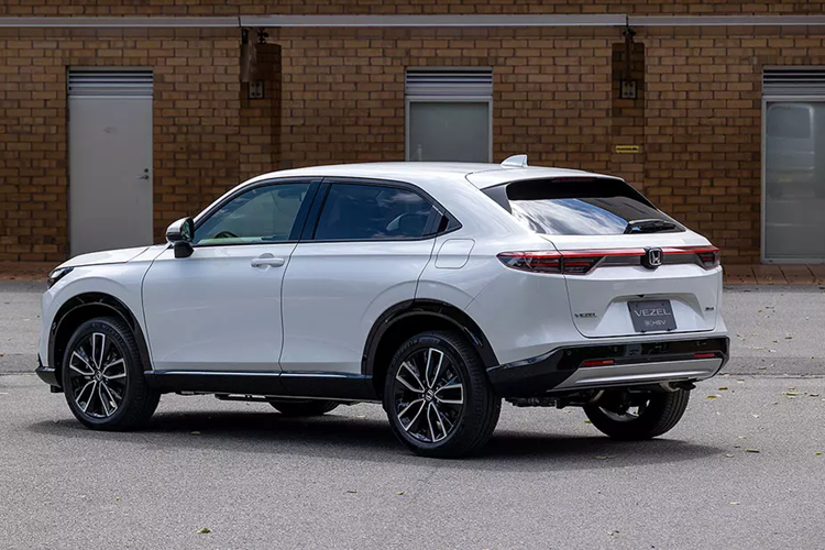 Lưới tản nhiệt này có thiết kế vuông vức và nhỏ gọn hơn trước. Tiếp theo đó là cản trước mới, tích hợp dải đèn sương mù, và cụm đèn hậu cải tiến. Cụm đèn hậu này có thiết kế tổng thể không thay đổi so với phiên bản cũ. Tuy nhiên, tạo hình bên trong đèn hậu đã được làm mới.