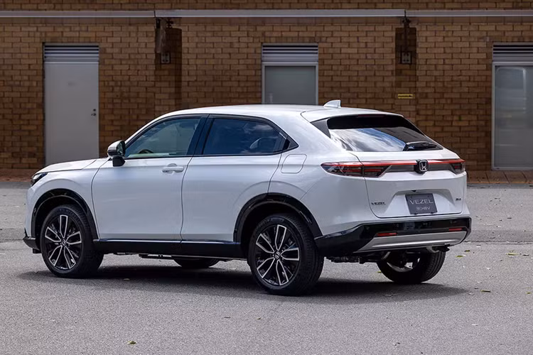 Lưới tản nhiệt này có thiết kế vuông vức và nhỏ gọn hơn trước. Tiếp theo đó là cản trước mới, tích hợp dải đèn sương mù, và cụm đèn hậu cải tiến. Cụm đèn hậu này có thiết kế tổng thể không thay đổi so với phiên bản cũ. Tuy nhiên, tạo hình bên trong đèn hậu đã được làm mới.