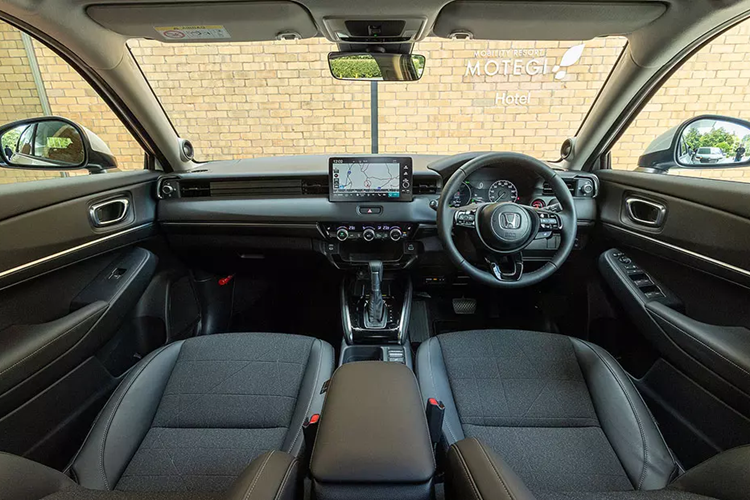 HR-V 2024 tại Nhật được bổ sung tính năng Honda Remote Operation, cho phép bật/tắt điều hòa, đóng/mở cửa cốp và tìm vị trí xe từ xa. Bên cạnh đó là bản đồ tự động cập nhật, hệ thống kết nối WiFi trên xe và khóa kỹ thuật số cho phép mở/khóa cửa bằng điện thoại thông minh.