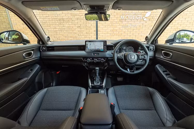 HR-V 2024 tại Nhật được bổ sung tính năng Honda Remote Operation, cho phép bật/tắt điều hòa, đóng/mở cửa cốp và tìm vị trí xe từ xa. Bên cạnh đó là bản đồ tự động cập nhật, hệ thống kết nối WiFi trên xe và khóa kỹ thuật số cho phép mở/khóa cửa bằng điện thoại thông minh.