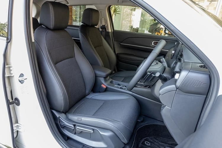 Ngoài ra, xe còn có thêm 3 tính năng an toàn mới nằm trong gói Honda Sensing, đó là hỗ trợ lái khi tắc đường Traffic Jam Assist, đèn pha thích ứng và giảm thiểu thiệt hại khi đạp nhầm chân ga.