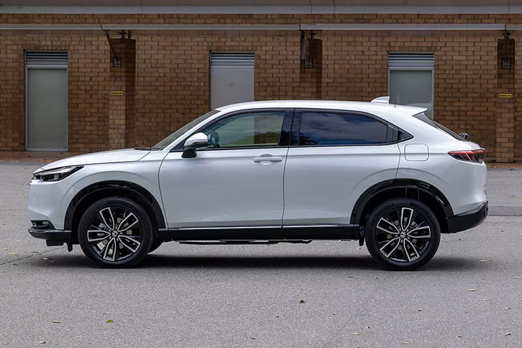 Qua những hình ảnh đăng ký bảo hộ kiểu dáng công nghiệp này, có thể thấy Honda HR-V 2024 sắp ra mắt Việt Nam sở hữu những thay đổi trong ngoại thất tương tự xe ở Nhật Bản. Theo đó, xe cũng được bổ sung lưới tản nhiệt với các nan nằm ngang mới.