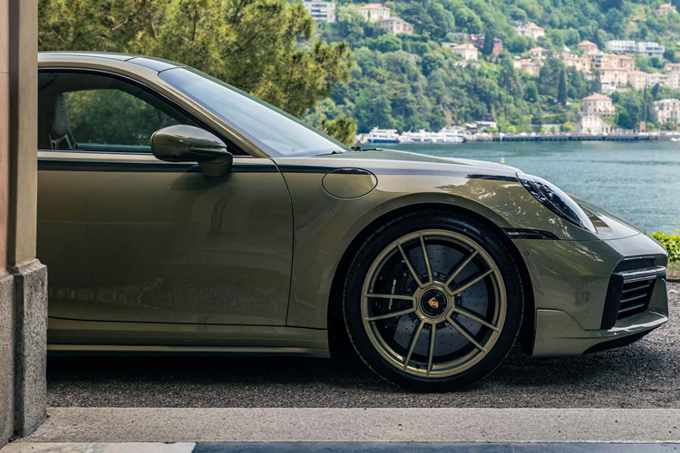 Điều nổi bật nhất ở chiếc Porsche 911 Turbo S độc nhất mới nhất chính là màu sơn ngoại thất kết hợp với các họa tiết được vẽ thủ công hoàn toàn.