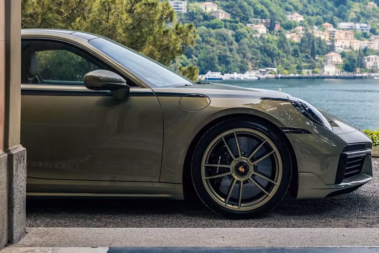 Điều nổi bật nhất ở chiếc Porsche 911 Turbo S độc nhất mới nhất chính là màu sơn ngoại thất kết hợp với các họa tiết được vẽ thủ công hoàn toàn.