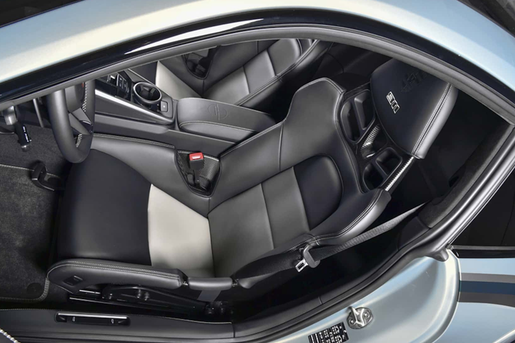 Chiếc xe này cũng còn có sọc vẽ tay ở bên hông màu Rock Green metallic, Jet Green metallic và Anthracite Brown metallic. Bên trong nội thất, Porsche chú ý đến từng chi tiết bao gồm các đường khâu chéo Island Green được khâu thủ công trên bảng điều khiển và các tấm cửa.