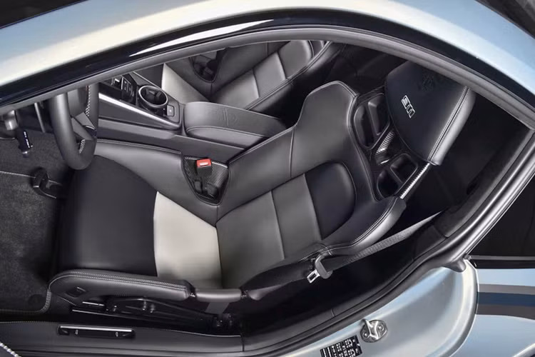 Chiếc xe này cũng còn có sọc vẽ tay ở bên hông màu Rock Green metallic, Jet Green metallic và Anthracite Brown metallic. Bên trong nội thất, Porsche chú ý đến từng chi tiết bao gồm các đường khâu chéo Island Green được khâu thủ công trên bảng điều khiển và các tấm cửa.