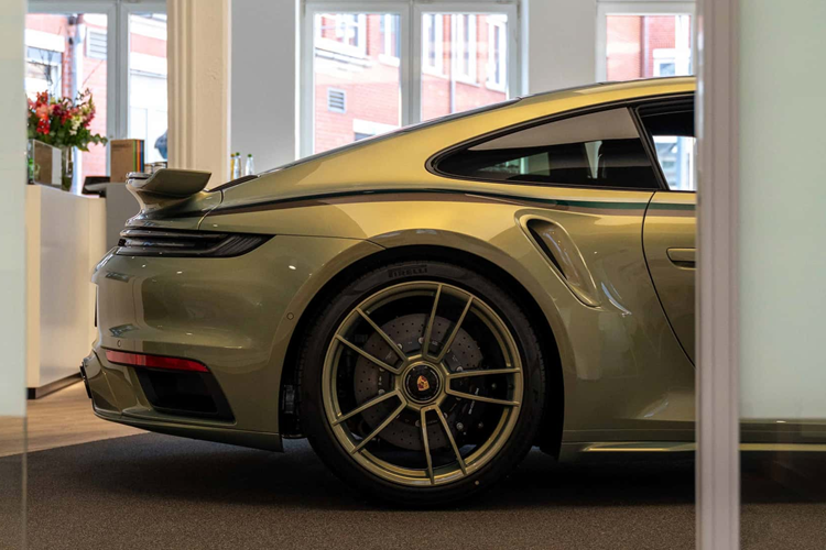 Porsche đã chế tạo những chiếc xe được cá nhân hóa cho khách hàng trong nhiều thập kỷ và tiếp tục mở rộng các lựa chọn thông qua Porsche Exclusive Manufaktur.